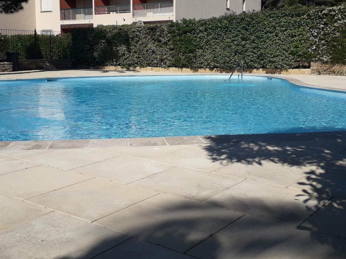 Bandol Nature Et Loisirs: Parking/ Piscine Exterior photo